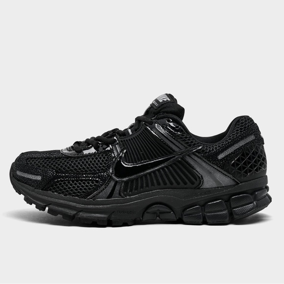 ZOOM VOMERO 5 - METALLIC SILVER / BLACK / PURE PLATINUM  🪙🖤 NIKE VOMERO 5 BLACK METALLIC SILVER 🖤🪙